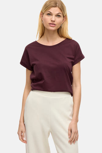 T-shirt bleu marine à manches courtes de VILA®, porté avec un short blanc.