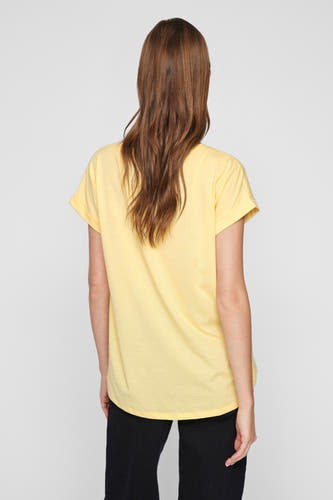 T-shirt jaune à manches courtes de VILA, vu de dos, associé à un pantalon noir.