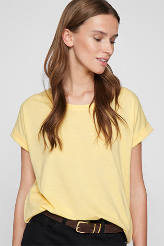 T-shirt jaune à manches courtes de VILA, avec des manches retroussées et une ceinture marron.
