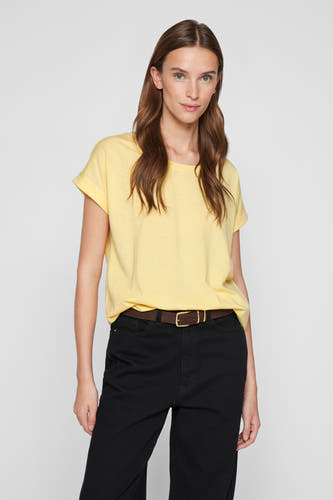 T-shirt jaune à manches courtes de Vila, porté avec une ceinture brune et un pantalon noir.