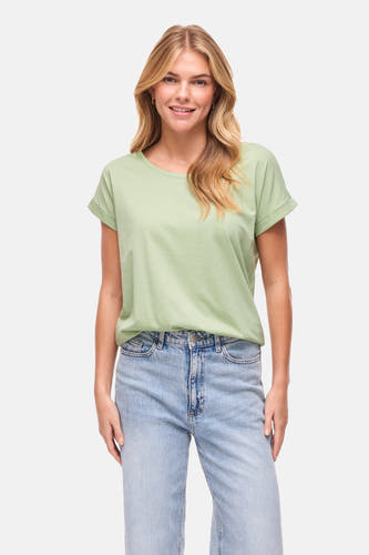 Groen T-shirt met korte mouwen van VILA®, gedragen met jeans.