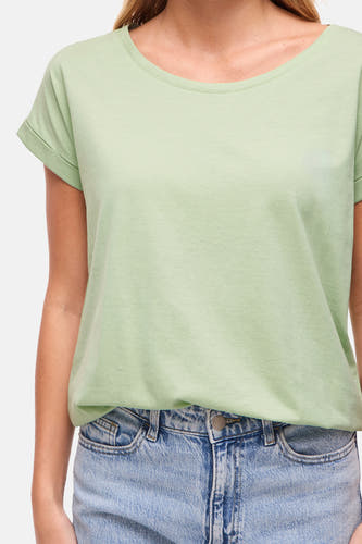 Groen T-shirt met korte mouwen van VILA®, gedragen met een jeans met lichte wassing, cropped.

