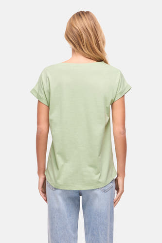 Groen T-shirt met korte mouwen van VILA®, gezien van achteren, met opgerolde mouwen en gecombineerd met jeans.