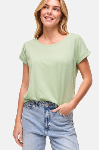 Groen T-shirt met korte mouwen van VILA®, met opgerolde mouwen en gedragen met blauwe jeans.