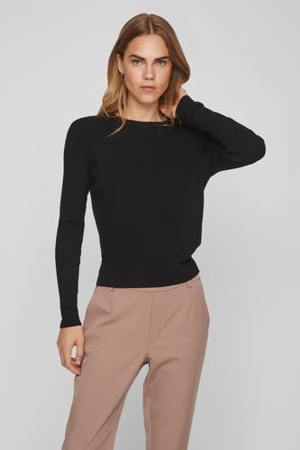 Zwarte trui met ronde hals van Vila, in ribgebreide textuur, gecombineerd met beige pantalon.
