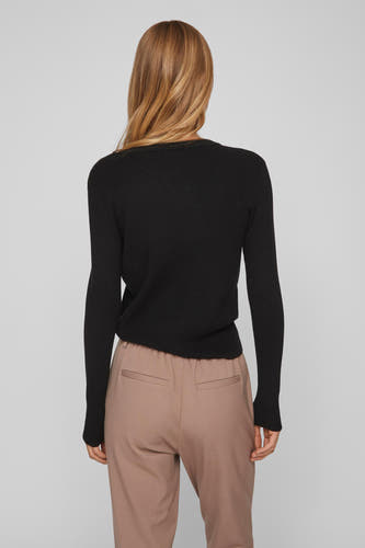 Zwarte trui met ronde hals van VILA, achterkant, met lange mouwen en gecombineerd met een bruine broek.
