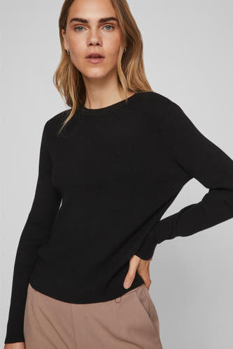 Zwarte trui met ronde hals van VILA®, fijn geribd, gecombineerd met een bruine pantalon.

