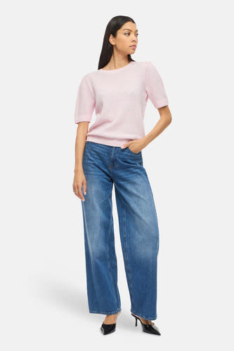 Roze trui van VILA® met korte mouwen en een geweven textuur, gecombineerd met wijde jeans en zwarte hakken.