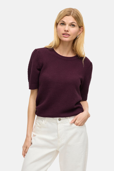 Paarse trui van VILA®, met korte mouwen en een subtiele textuur, gecombineerd met een witte broek.