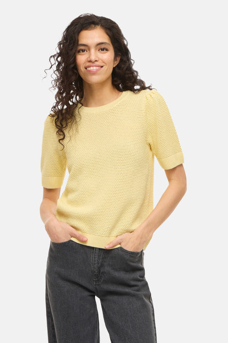 Pull jaune de VILA®, à manches courtes et à la texture tissée.