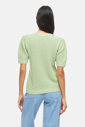 Groene trui van VILA®, met korte mouwen en een fijn gebreide textuur.