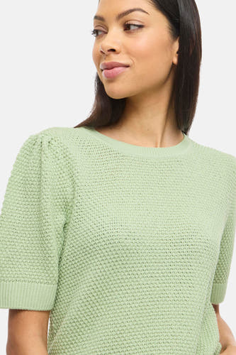 Groene trui van VILA®, met korte mouwen en een fijn gebreide textuur.
