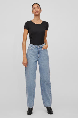 Jean décontracté de denim bleu clair de VILA®, avec une taille haute et des poches à rabat, associé à un t-shirt noir et des bottines noires.
