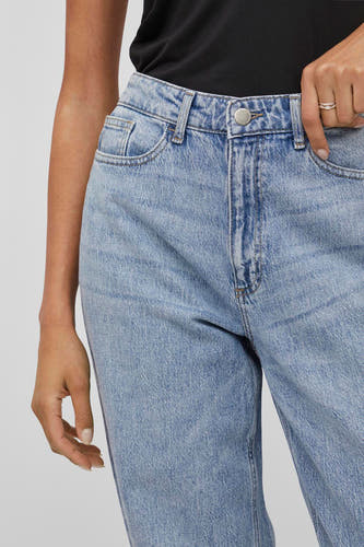Jean en denim bleu clair de VILA, avec des jambes larges et un bouton argenté.