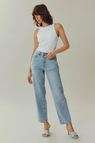 Jean décontracté en denim bleu clair de VILA®, associé à une chemise blanche et des baskets bleu clair.