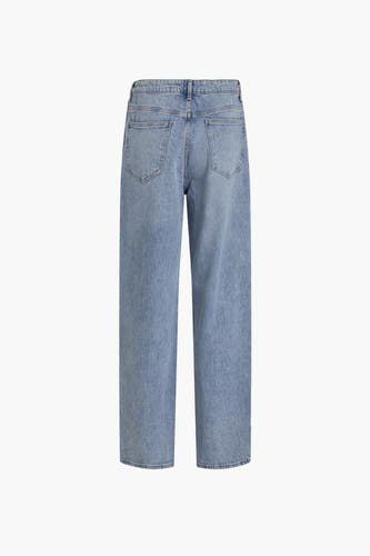 Jean décontracté en denim bleu clair de VILA, avec des poches arrière et une texture stonewashed.