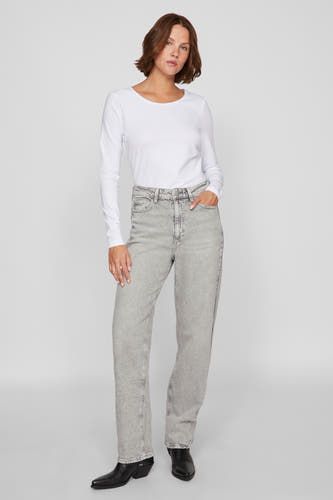 Lichtgrijze rechte jeans van VILA, gecombineerd met een wit shirt en zwarte laarzen.