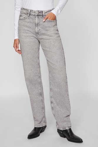 Lichtgrijze rechte jeans van Vila, met een vintage wassing en gecombineerd met een wit shirt en zwarte laarzen.
