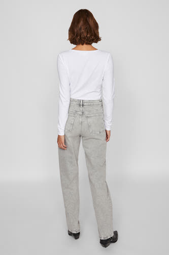 Lichtgrijze rechte jeans van VILA, met hoge taille en gedragen met een wit shirt met lange mouwen.
