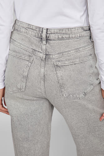 Lichtgrijze straight jeans van VILA, met achterzakken en een effen textuur.
