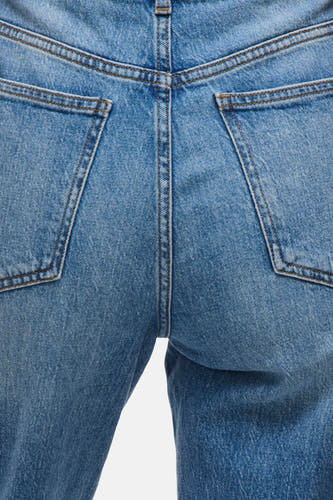 Jean droit en denim bleu marine de Vila, avec des poches arrière et des boutons.
