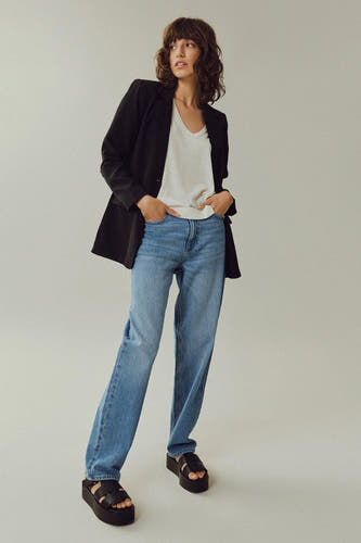 Jean droit en denim mid blue ble de VILAILA, combiné avec un T-shirt-shirt et noir blazer.