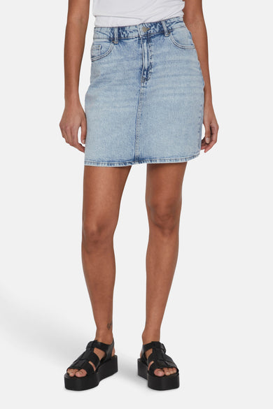 Korte rok van lichtblauw denim de VILA®, gedragen met zwarte plateau sandalen.
