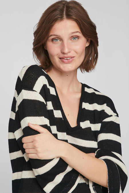 Pull noir à col V de VILA®, avec un imprimé rayé.