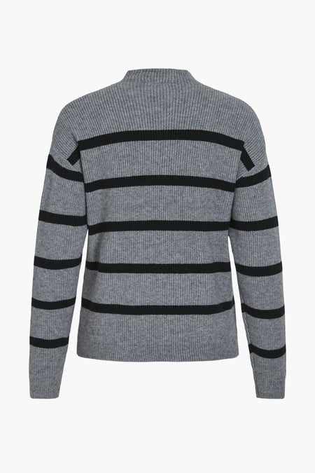 Sweat-shirt à col rond gris de VILA®, avec des rayures horizontales noires et une texture tricotée, vu sur l'arrière.