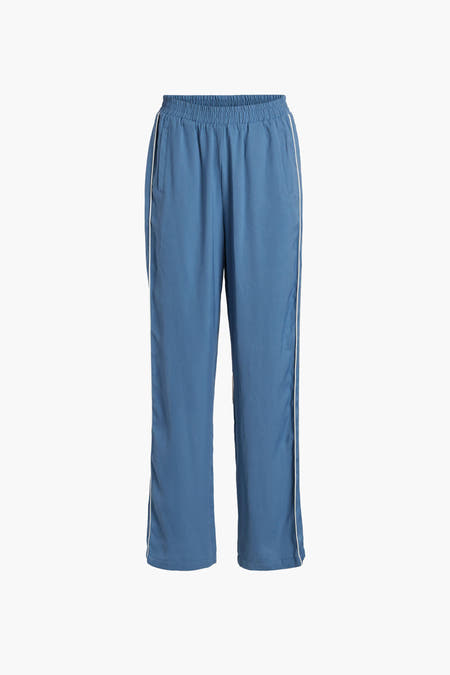 Blauwe broek van VILA met witte accentstrepen langs de zijkant en elastische tailleband.