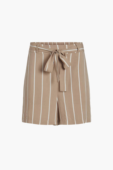 Bruine short van VILA, met witte strepen en een strikceintuur rond de taille.