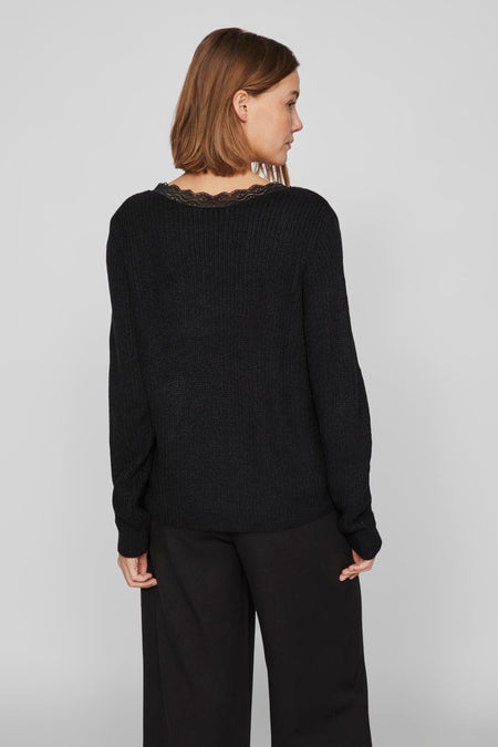 Pull noir à col V de VILA, avec longs manches et détails bordés le la ligne du col, vu de derrière.