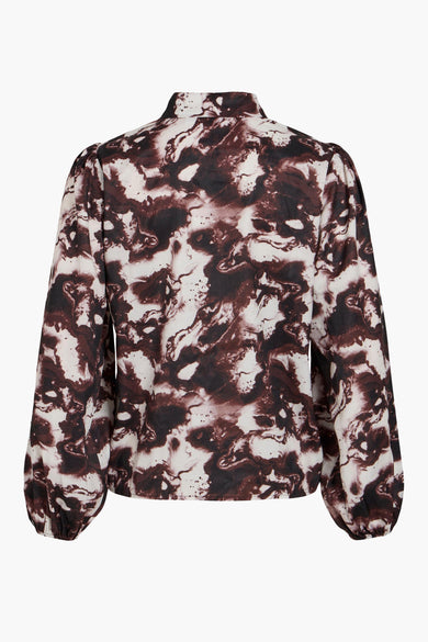 Bruine blouse van VILA met een abstract marmerpatroon en lange pofmouwen.
