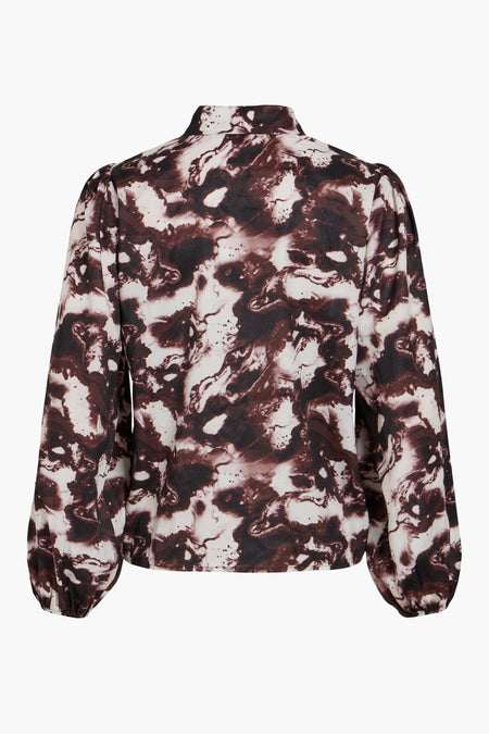 Bruine blouse van VILA met een abstract marmerpatroon en lange pofmouwen.
