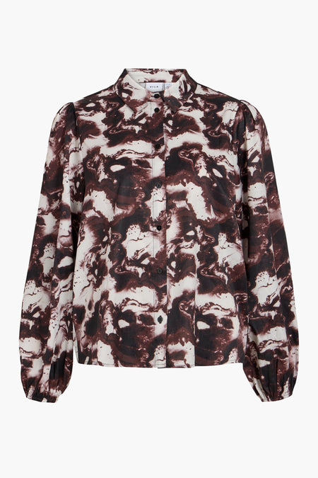 Bruine blouse met lange mouwen van VILA, met een abstract gemarmerd patroon in bruin en wit.
