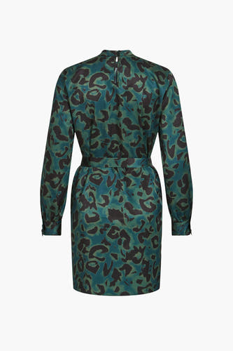 Groene jurk met lange mouwen van VILA, met een donkergroen en zwart vlekkenpatroon en een ceintuur.
