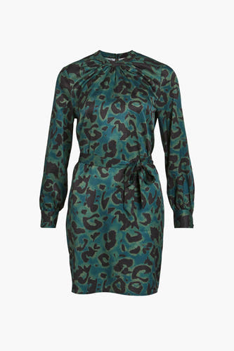 Groene jurk met lange mouwen van VILA®, met een donker panterprint en strikceintuur.

