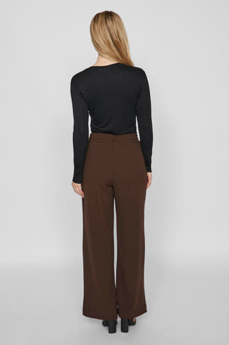 Bruine broek van VILA®, achterkant getoond, gecombineerd met een zwarte top en zwarte hakken.
