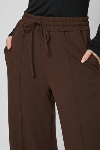 Bruine broek van VILA® met trekkoord en steekzakken, gedragen met een zwarte top.