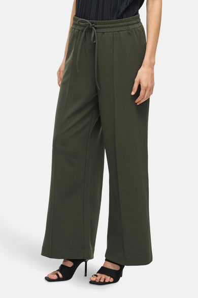 Pantalon vert de VILA® avec des jambes larges, une ceinture élastique et un cordon de serrage.