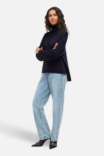 T-shirt bleu à col montant de VILA®, avec longues manches et associé à des jeans légers et des baskets noires.