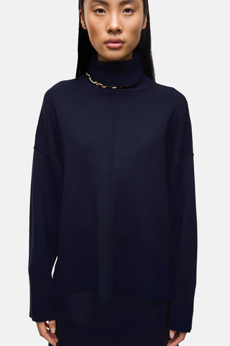 Sweat-shirt à col montant bleu de Vila, avec une texture fine et un chaîne d'or autour du cou.