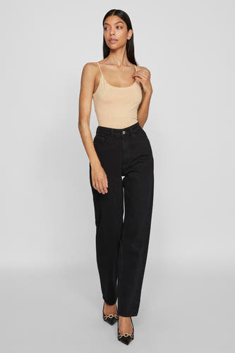 Beige tanktop van VILA®, gecombineerd met een zwarte jeans en pumps met kettingdetails.