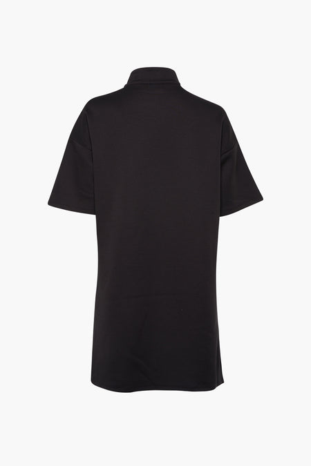 Robe noire à manches courtes de VILA®, unie et avec un col haut, vue de derrière.