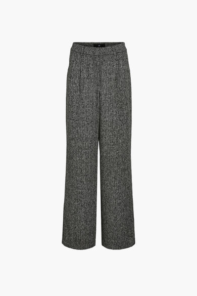 Grijze colorbroek van VILA, met een gemêleerd patroon en wijde pijpen, geïsoleerd tegen een witte achtergrond.