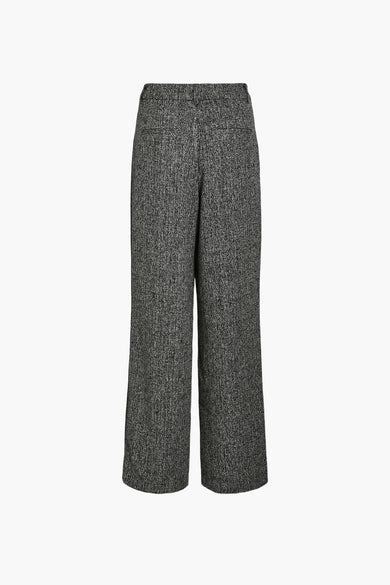 Grijze colorbroek van VILA® met een fijn, gespikkeld textuurpatroon op een witte achtergrond.