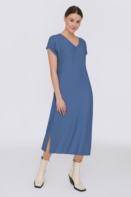 Blauwe jurk met korte mouwen van Vila, met zijsplit en gecombineerd met beige enkellaarsjes.
