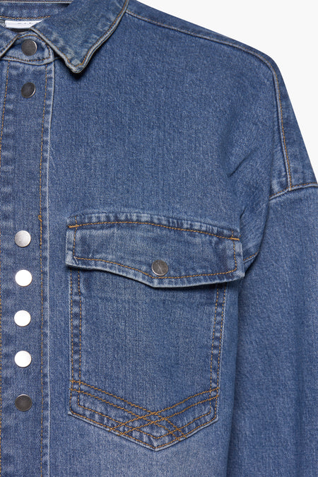 Donkerblauw jeanshemd van VILA®, met borstzak en zilverkleurige drukknopen.