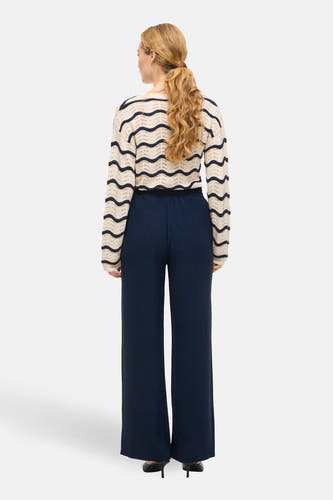 Pantalon bleu de VILA, avec des jambes longues et larges et une texture subtile.