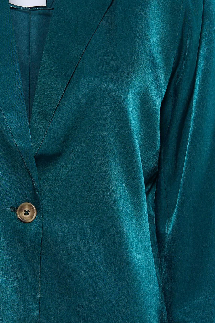 Groene glanzende blazer van VILA® met revers, een bruine knoop en subtiele textuur.